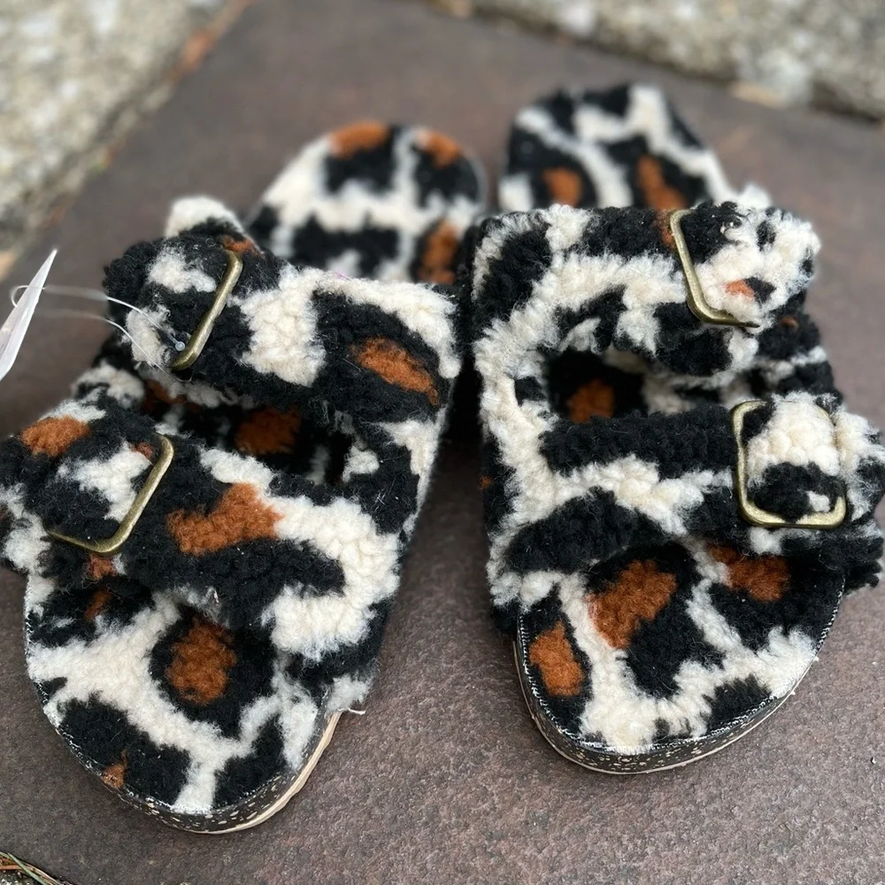Fuzzy Leopard Print Comfy Indoor Outdoor Sandals Slippers 2 Buckle Comfy ❤️ NWT - Picture 3 of 7